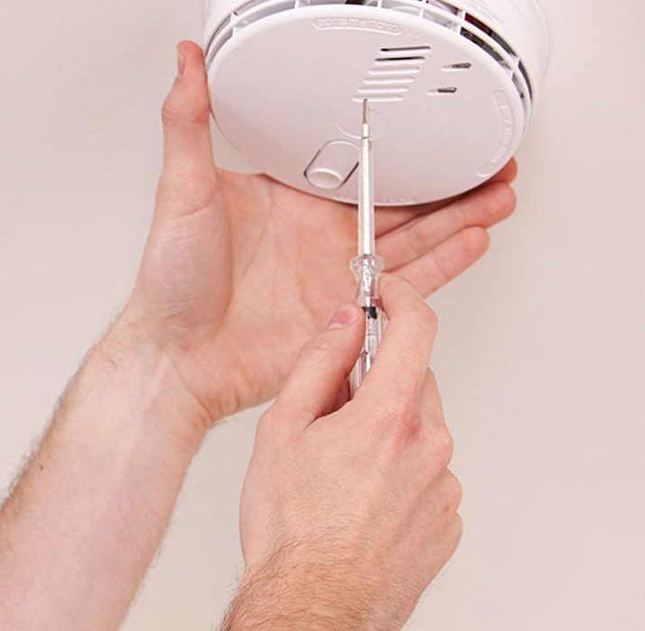 Hand fixing carbon monoxide alarm with a screw