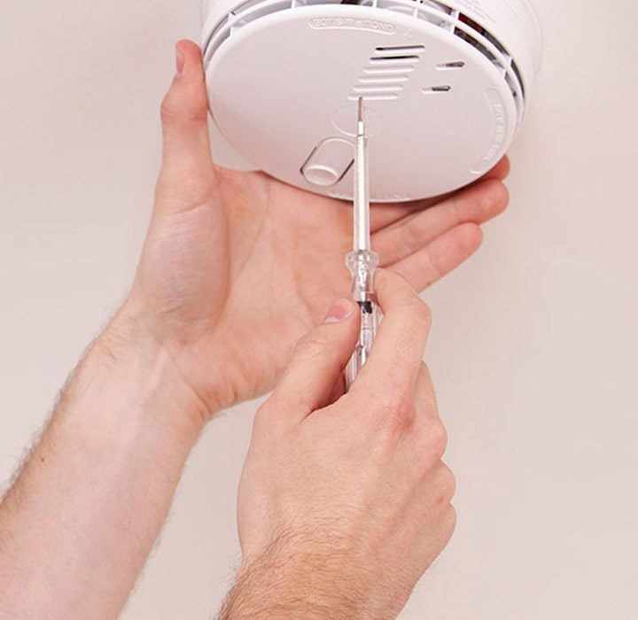 Hand fixing carbon monoxide alarm with a screw